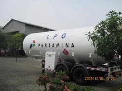 EZW11SXY-20-12000油罐车制造中的三辊卷板机